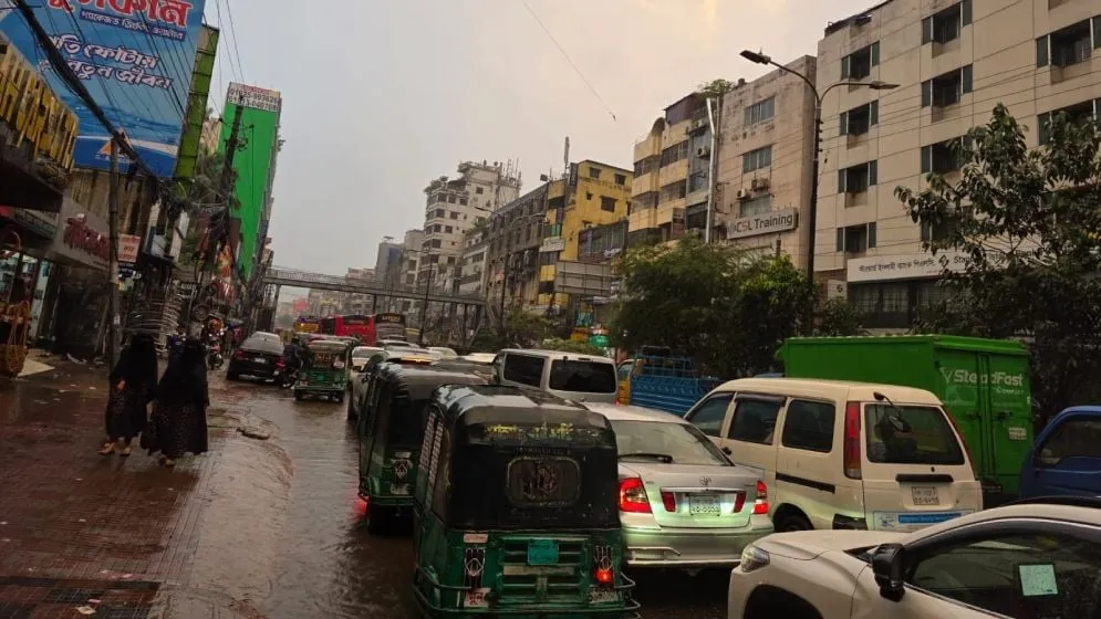 রাজধানীতে মুষলধারে বৃষ্টি, সড়কে তীব্র যানজট