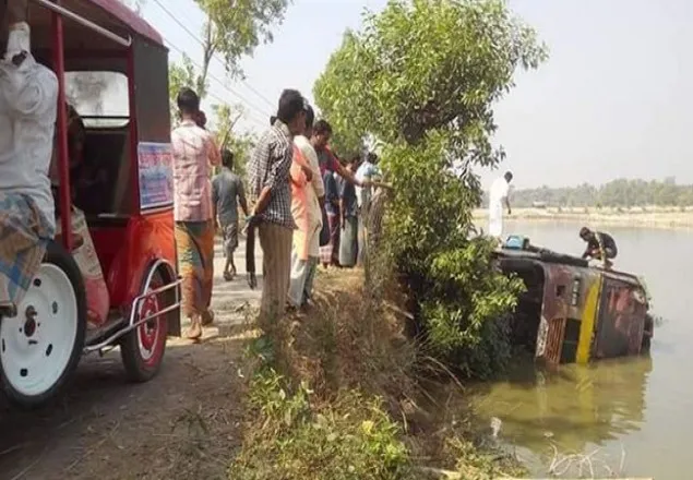 চকরিয়ায় এসএসসি পরীক্ষার্থীবাহী বাস খালে, আহত ১৫