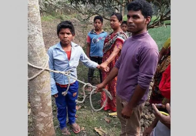 এবার রাজশাহীতে গাছে বেঁধে শিশু নির্যাতন