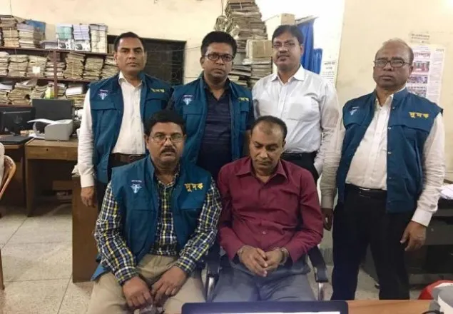 ঘুষের টাকাসহ দুদকের ফাঁদে ডিএসসিসি কর্মকর্তা