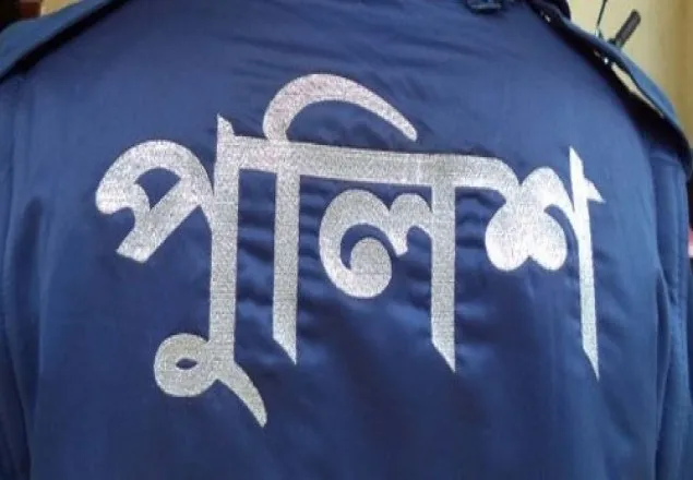 পূজায় চেয়ারে বসে ডিউটি করায় পুলিশকে চড়-থাপ্পড় 