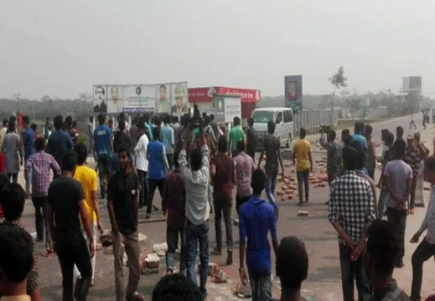 বরিশাল-পটুয়াখালী মহাসড়ক অবরোধ করেছে শিক্ষার্থীরা 