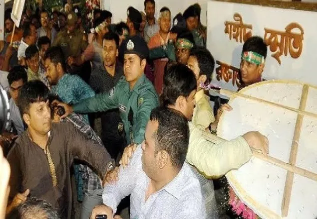 চট্টগ্রামে শহীদ মিনারে ফুল দিতে গিয়ে দুগ্রুপের সংঘর্ষ