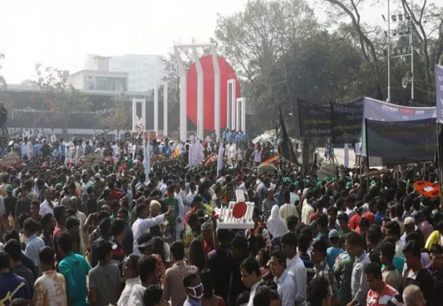শহীদ মিনারে সর্বস্তরের মানুষের ঢল