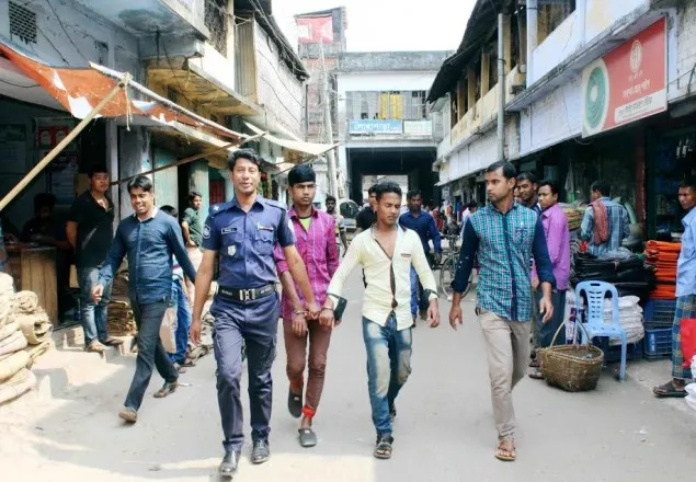 বান্দরবান মাছ বাজারে দিনে দুপুরে চুরি, আটক ২