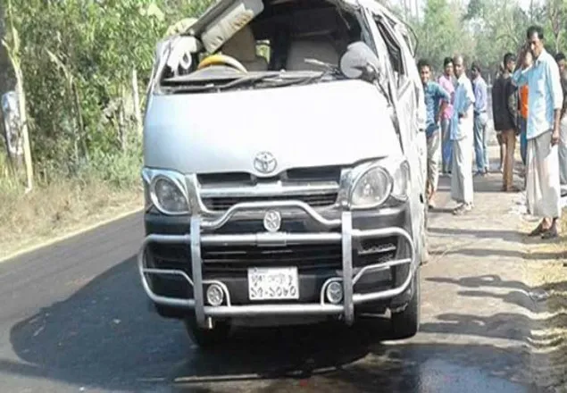 কক্সবাজার চকরিয়ায় মাইক্রোবাস খাদে পড়ে নিহত ৫