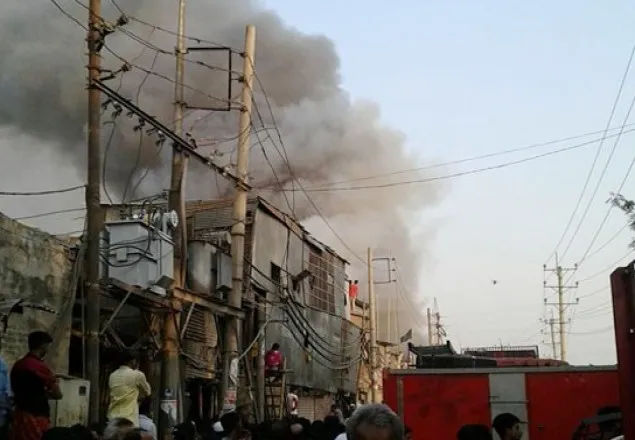 ইসলামবাগে প্লাস্টিক কারখানায় আগুন 