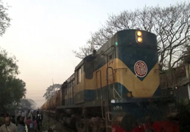 জয়পুরহাটে ২ ট্রেন মুখোমুখি, চলাচল বন্ধ