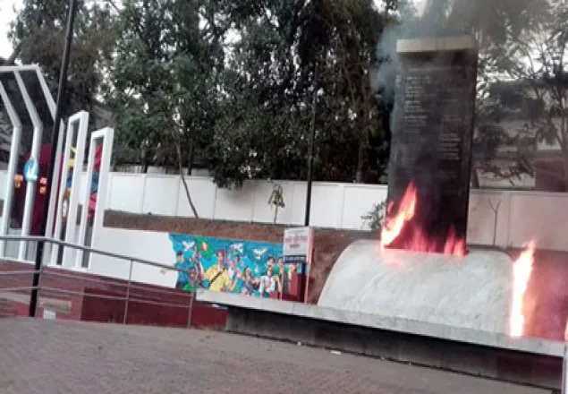 কক্সবাজারে শহীদ স্মৃতিস্তম্ভে আগুন