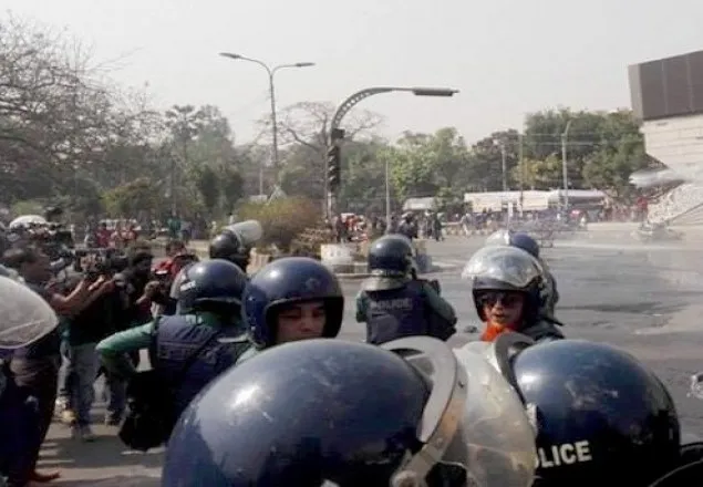 শাহবাগে হরতালকারীদের লক্ষ্য করে পুলিশের টিয়ারশেল