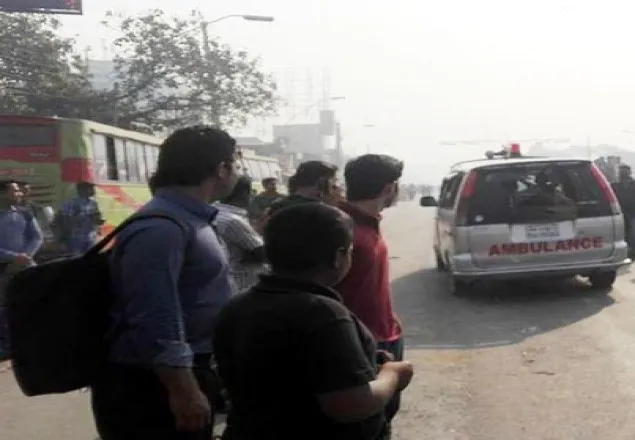 অ্যাম্বুলেন্সও ভাঙচুর করলেন পরিবহন শ্রমিকরা