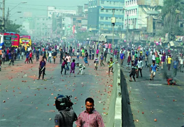 নৈরাজ্য কাকে বলে তা দেখিয়ে দিল শ্রমিকরা