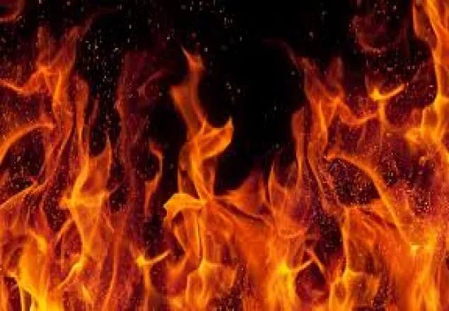 জুরাইনে কাঠের মার্কেটে আগুন 