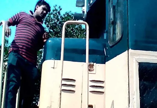 সিগারেট কিনতে ট্রেন থামালেন দায়িত্বজ্ঞানহীন চালক!