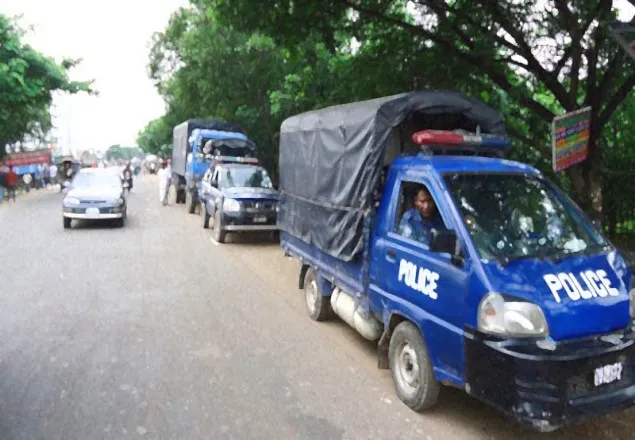 চান্দিনায় বাসে তল্লাশিকালে পুলিশের ওপর হামলা, গুলিবিদ্ধ ২