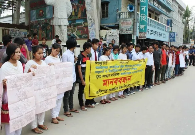 স্কুলছাত্রীর শ্লীলতাহানি, শিক্ষকের বিচার দাবিতে মানববন্ধন