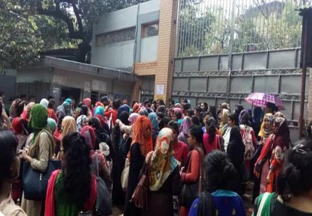 ফের গার্হস্থ্য অর্থনীতি কলেজের শিক্ষার্থীদের রাস্তা অবরোধ