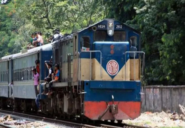 কালিয়াকৈরে ট্রেনে কাটা পড়ে অজ্ঞাত যুবকের মৃত্যু 