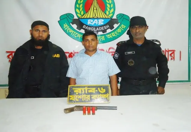 নড়াইলের সন্ত্রাসী বাহিনীর প্রধান মফিজ গ্রেফতার 