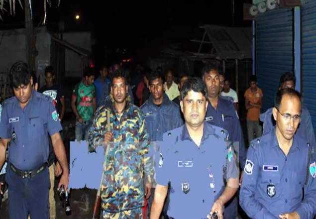 যশোরে পুলিশকে লক্ষ্য করে বোমা নিক্ষেপ, আহত ২