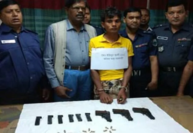 চাঁপাইনবাবগঞ্জে অস্ত্র ক্রেতা সেজে অভিযান, আগ্নেয়াস্ত্রসহ ব্যবসায়ী আটক 