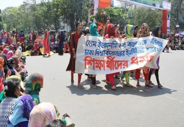 ছাত্রীদের আন্দোলনের বিরুদ্ধে রাস্তায় নেমেছে ঢাবি শিক্ষার্থী ও হকাররা 