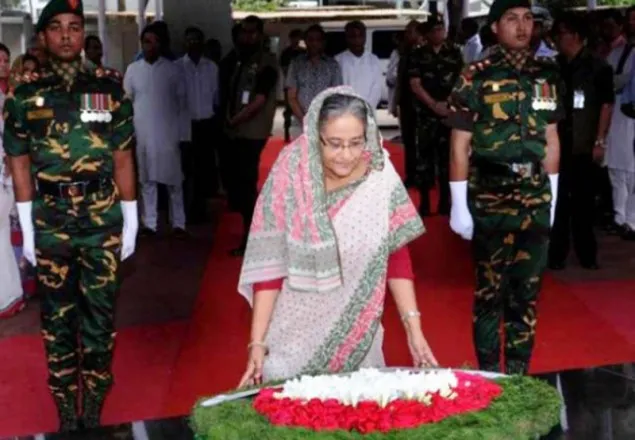 বঙ্গবন্ধু প্রতিকৃতিতে প্রধানমন্ত্রী শ্রদ্ধা 