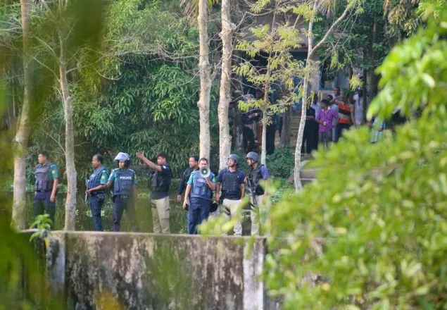 আটকে পড়া সবাই উদ্ধার, নিচ তলায় চলছে অভিযান