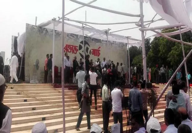 বঙ্গবন্ধুর ছবি ছাড়াই সভা, ক্ষোভের মুখে আয়োজকরা