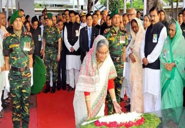 বঙ্গবন্ধুর প্রতিকৃতিতে প্রধানমন্ত্রীর শ্রদ্ধা
