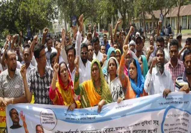 আট পৌরসভার কর্মকর্তা-কর্মচারীদের যশোরে বিক্ষোভ