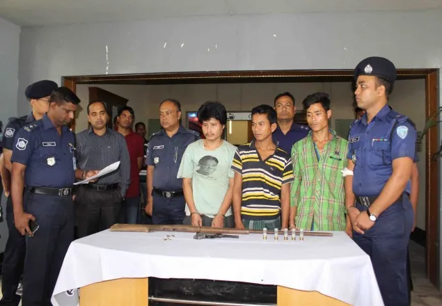বান্দরবানে অস্ত্রসহ ডাকাত দলের ৩ সদস্য আটক