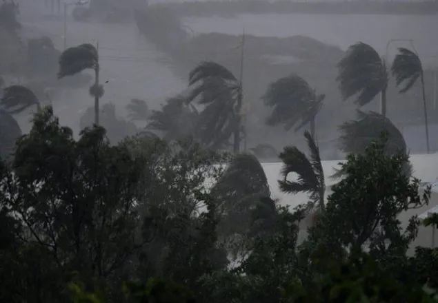 অস্ট্রেলিয়া আঘাত করেছে শক্তিশালী সাইক্লোন ডেবি