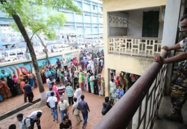 বুথে ভোটারের ব্যালট কেড়ে নিয়ে নৌকায় সিল, ১০ বোমা উদ্ধার 