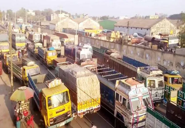 বেনাপোলে জায়গা সংকটে প্রায় অচল বন্দর, বিপাকে ব্যবসায়ীরা