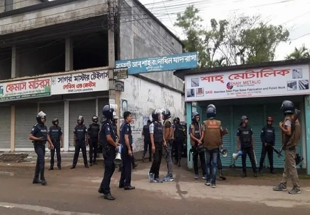বড়হাটে অভিযানে সোয়াট, আশপাশে ১৪৪ ধারা