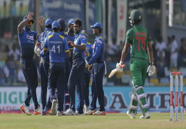 মান বাঁচাতে লড়ছে মেহেদী হাসান মিরাজ