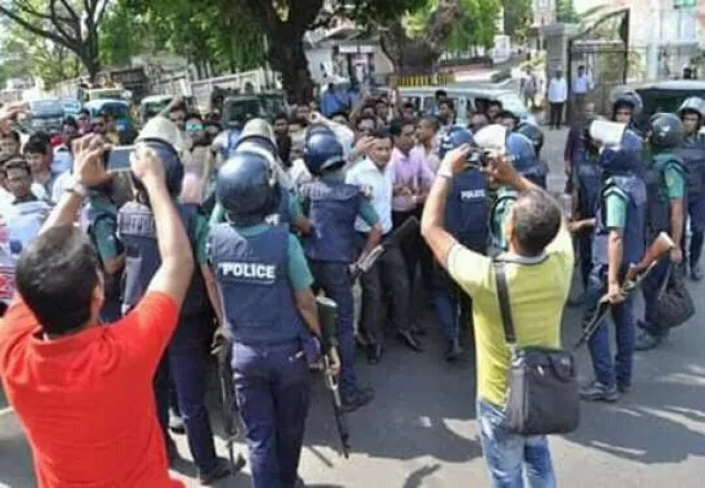 চট্টগ্রামে ছাত্রদলের মিছিলে পুলিশের লাঠিচার্জ আহত: ৮