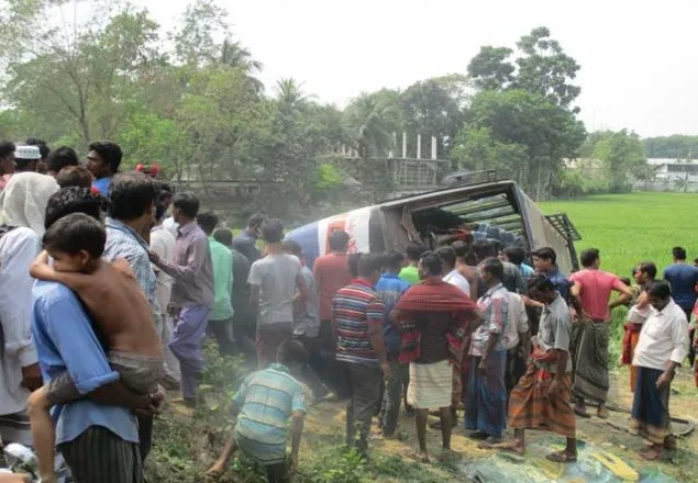 ঝিনাইদহে বাস নিয়ন্ত্রন হারিয়ে খাদে আহত ২০