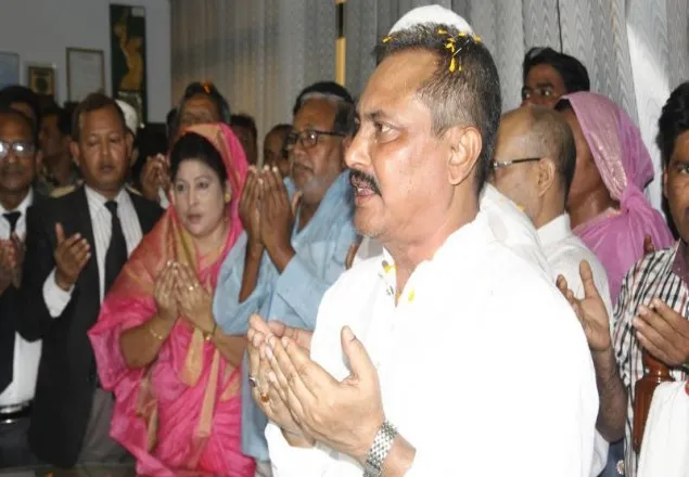 দোয়া-মোনাজাত করে চেয়ারে বসলেন মেয়র বুলবুল 