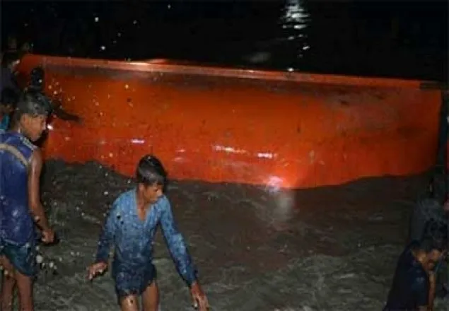 সন্দ্বীপে নৌকাডুবি: নিহতের সংখ্যা বেড়ে ১৭ 