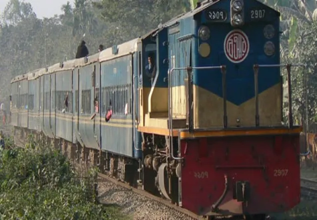টাঙ্গাইলে ট্রেন বগি লাইনচ্যুত, উত্তর ও দক্ষিণবঙ্গে যোগাযোগ বন্ধ