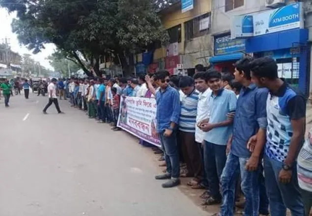 মাশরাফিকে ফেরাতে নড়াইলে সড়ক অবরোধ ও মানববন্ধন