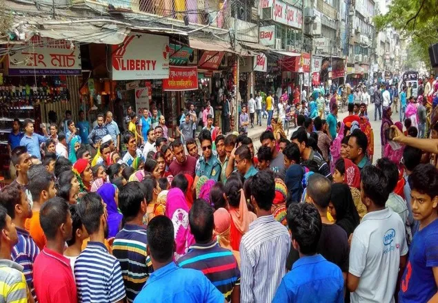 বকেয়া বেতন দাবিতে এলিফ্যান্ট রোডে পোশাক শ্রমিকদের অবরোধ 