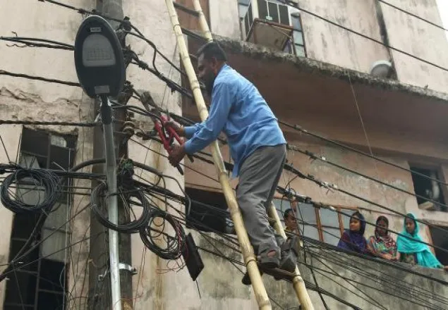 হাজারীবাগে গ্যাস-বিদ্যুৎ-পানি বিচ্ছিন্ন করার কাজ শুরু
