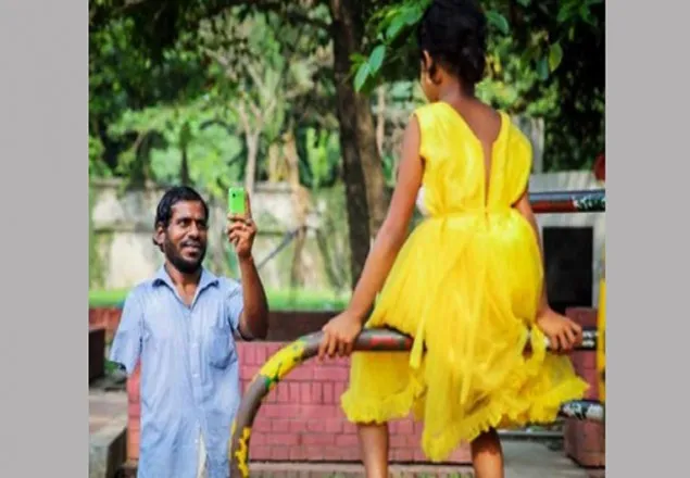 মেয়ের নতুন জামা কিনতে গিয়ে কাঁদলেন বাবা
