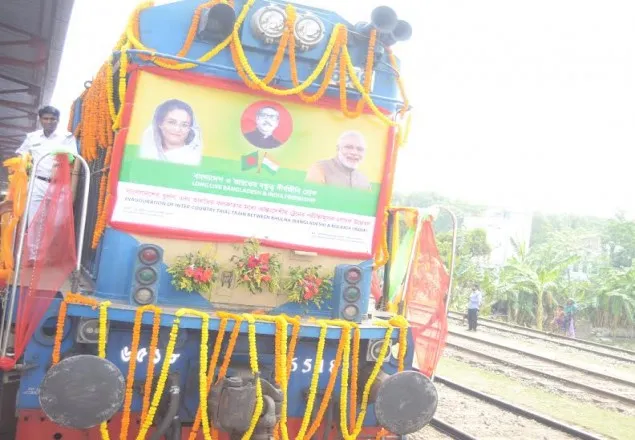 ভারত থেকে দেশে ফিরে আসলো ট্রেন ও বাস