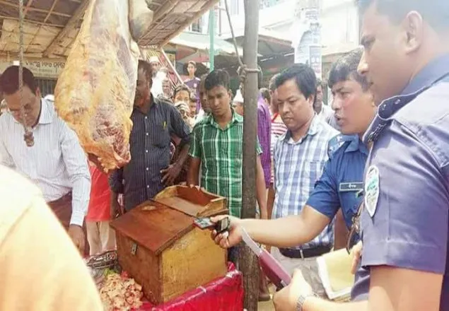 উখিয়ায় মৃত গরুর মাংস বিক্রির অপরাধে কসাইকে জরিমানা
