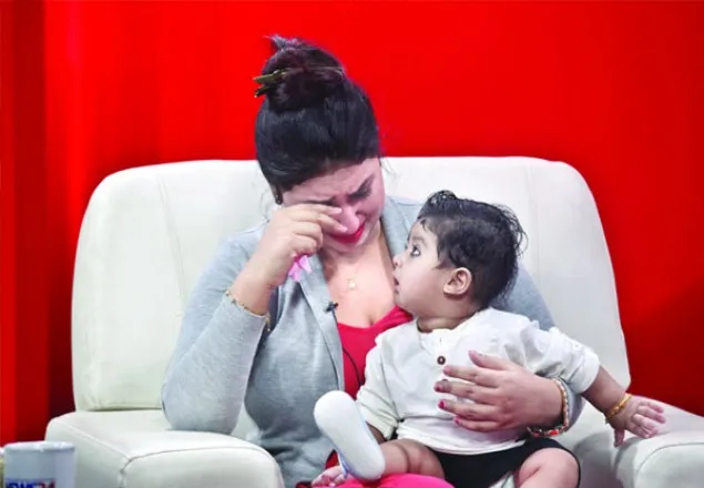 শাকিবকে দেখতে ছেলেকে নিয়ে হাসপাতালে অপু
