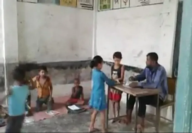 সাদুল্যাপুরে নৈশ্যপ্রহরী দিয়ে বিদ্যালয়ের পাঠদান